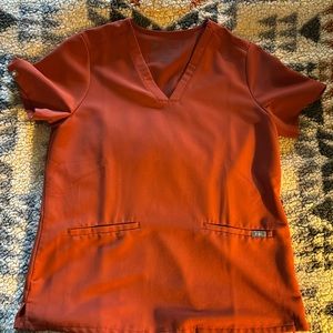 Figs casma 3 pocket scrub top, medium, Auburn